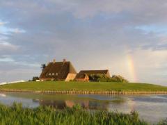 Kirche und Pastorat mit Regenbogen