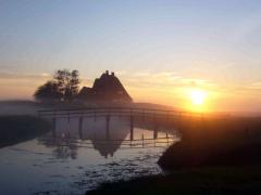 Halligkirche mit Abendsonne