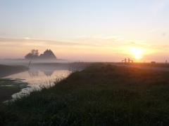 Kirchwarft in der Abendsonne und mit herbstlichem Nebel